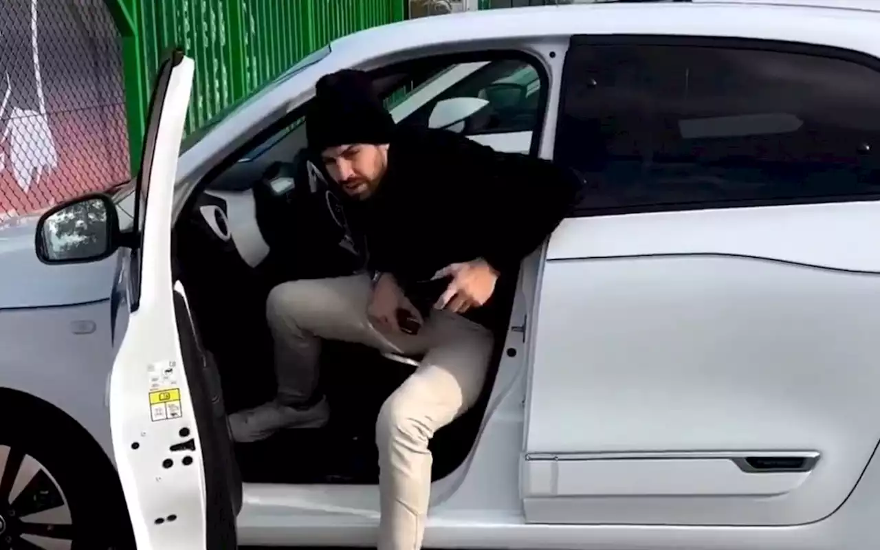 Conduce Piqué un Twingo como respuesta a Shakira | Video