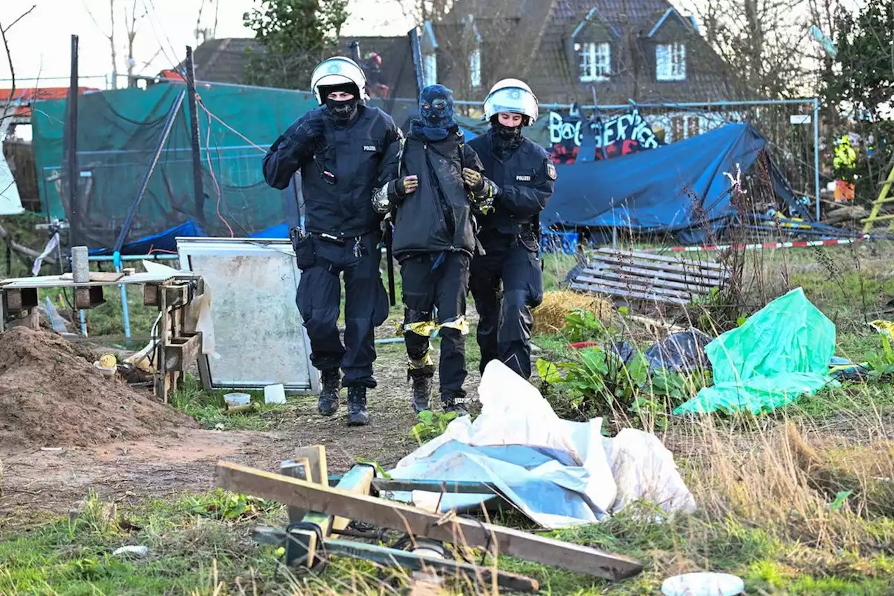 Demonstranten und Polizei werfen sich gegenseitig Gewalt vor