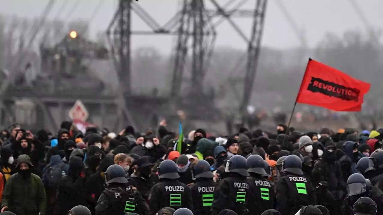 Zusammenstösse zwischen Polizei und Demonstranten bei Lützerath