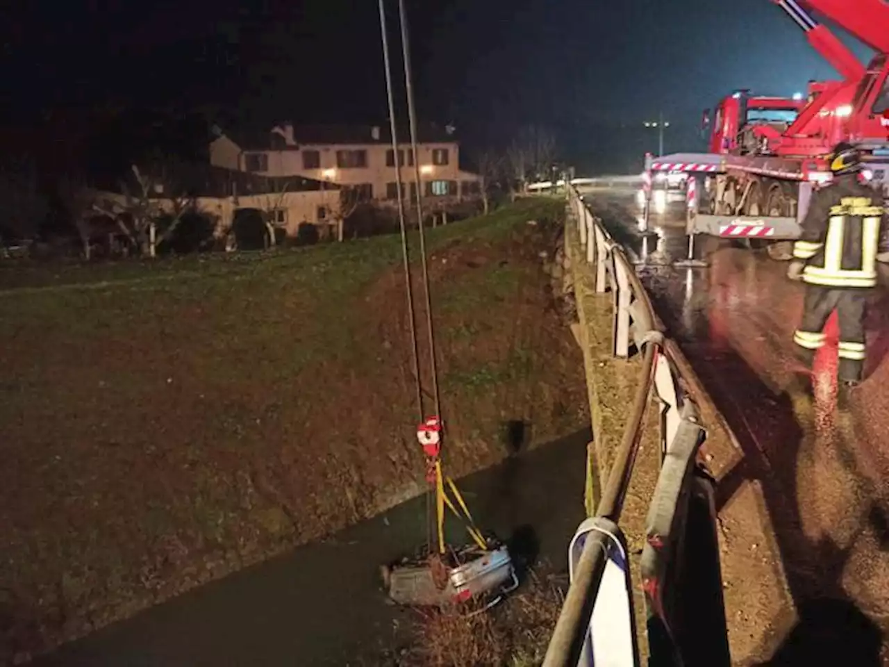 Verona, auto esce di strada e finisce in canale: morti tre giovani e un ferito