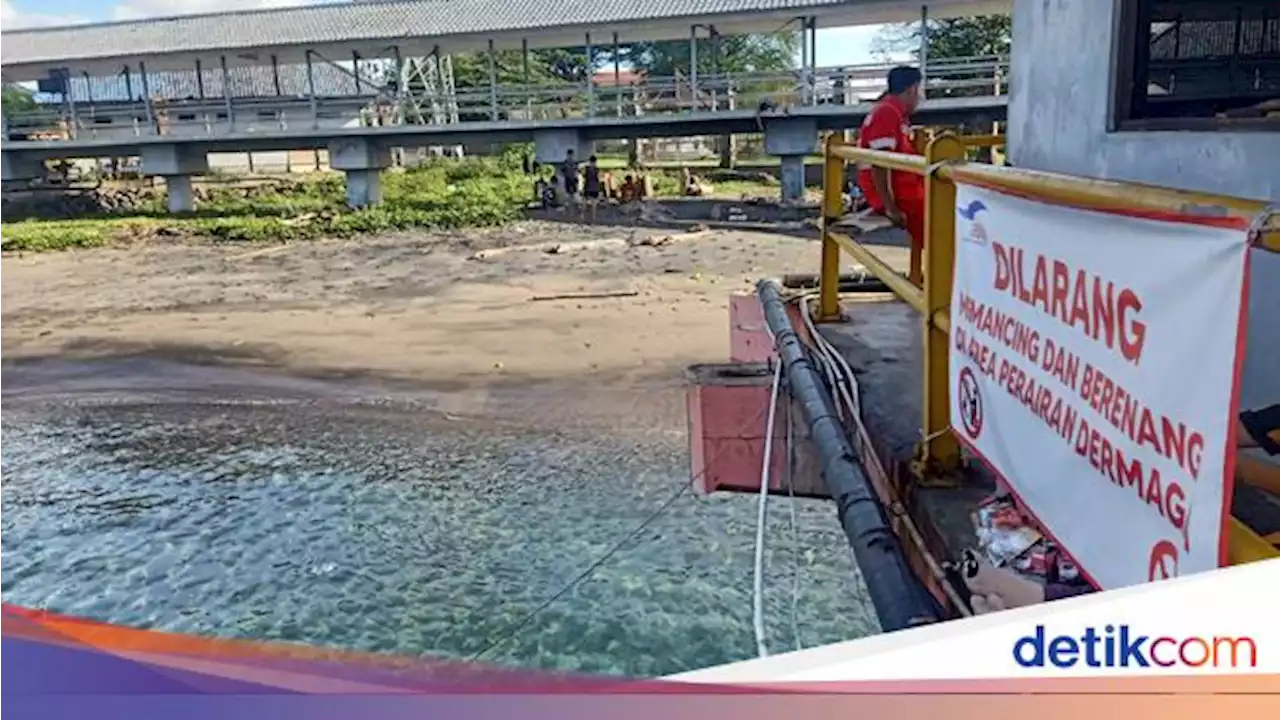 Menghindari Petugas Pelabuhan, Meraup Cuan di Laut