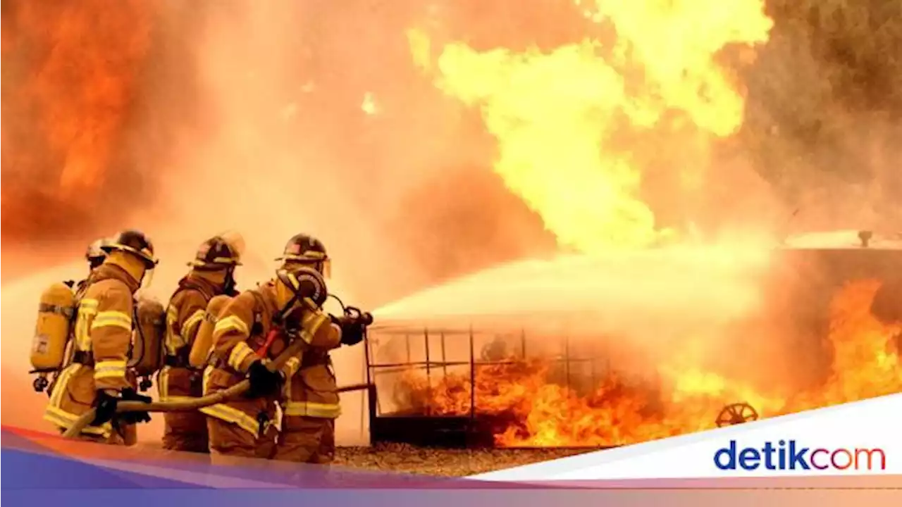 Pabrik Kerupuk di Jagakarsa Jaksel Kebakaran, 7 Unit Damkar Diluncurkan