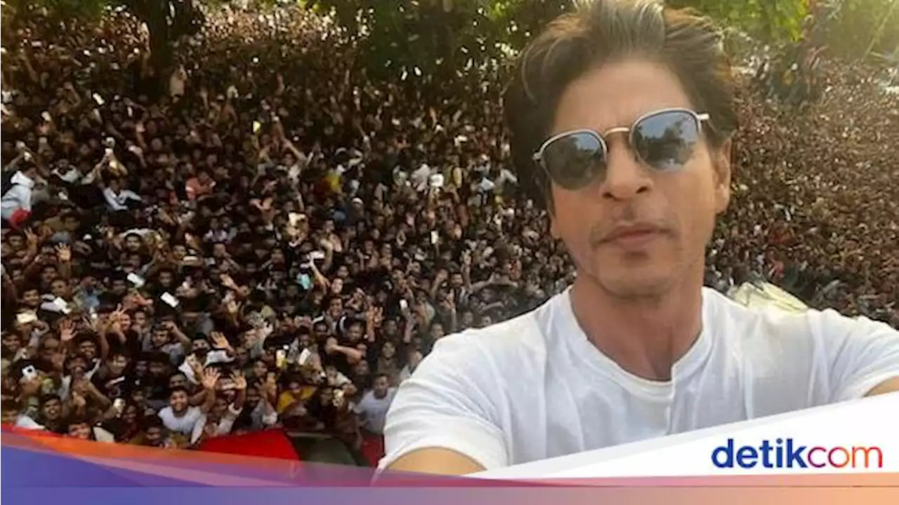 Shah Rukh Khan Izinkan Fans Masuk Kamar Hotelnya Meski Sudah Jam 2 Pagi