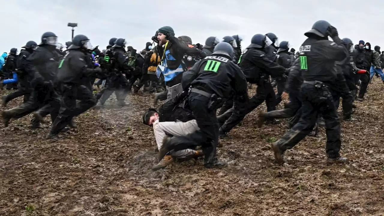 На протестах экоактивистов в ФРГ пострадали 70 полицейских – DW – 15.01.2023