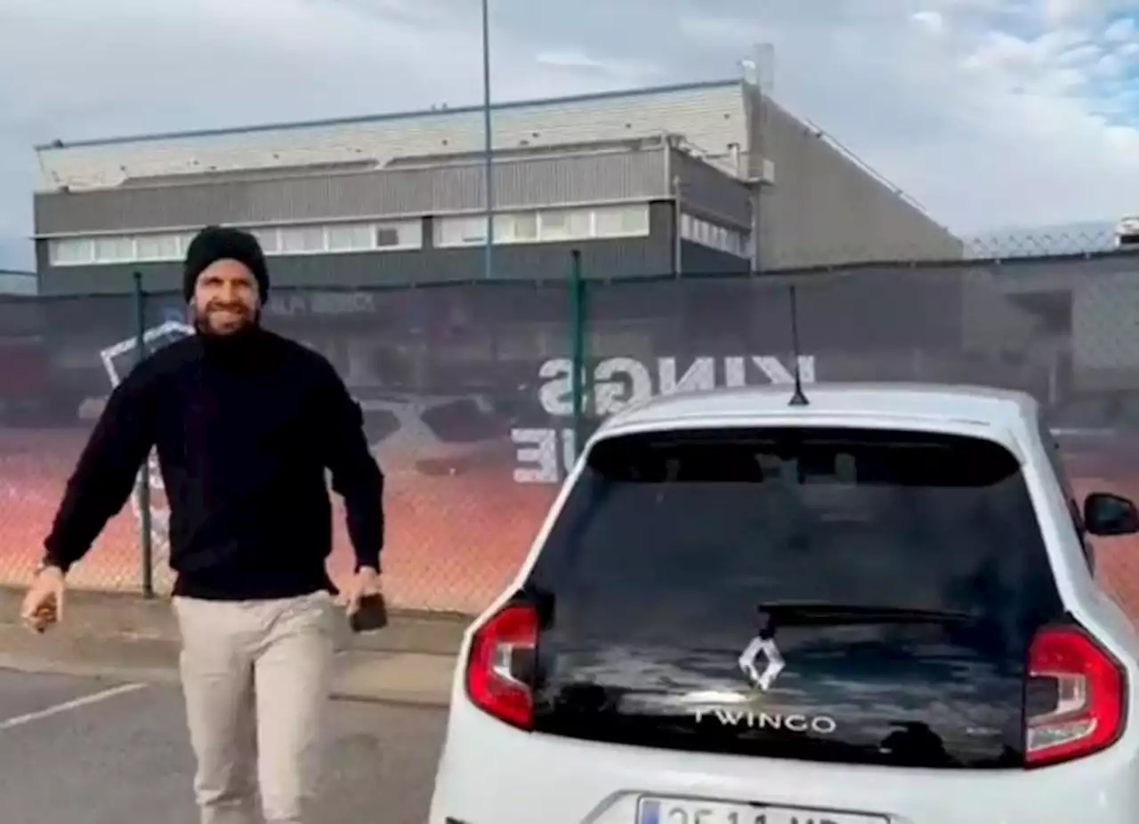 En video: no solo usa Casio, Piqué llegó a su trabajo conduciendo un Twingo