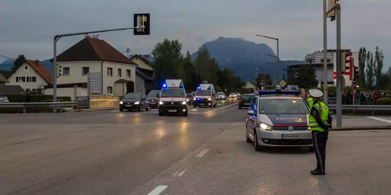 Lenker schläft hinterm Steuer ein – Autotür ausgerissen