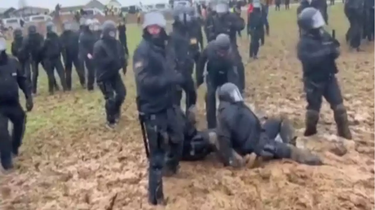 La cómica escena de unos policías alemanes a la hora de dispersar una manifestación