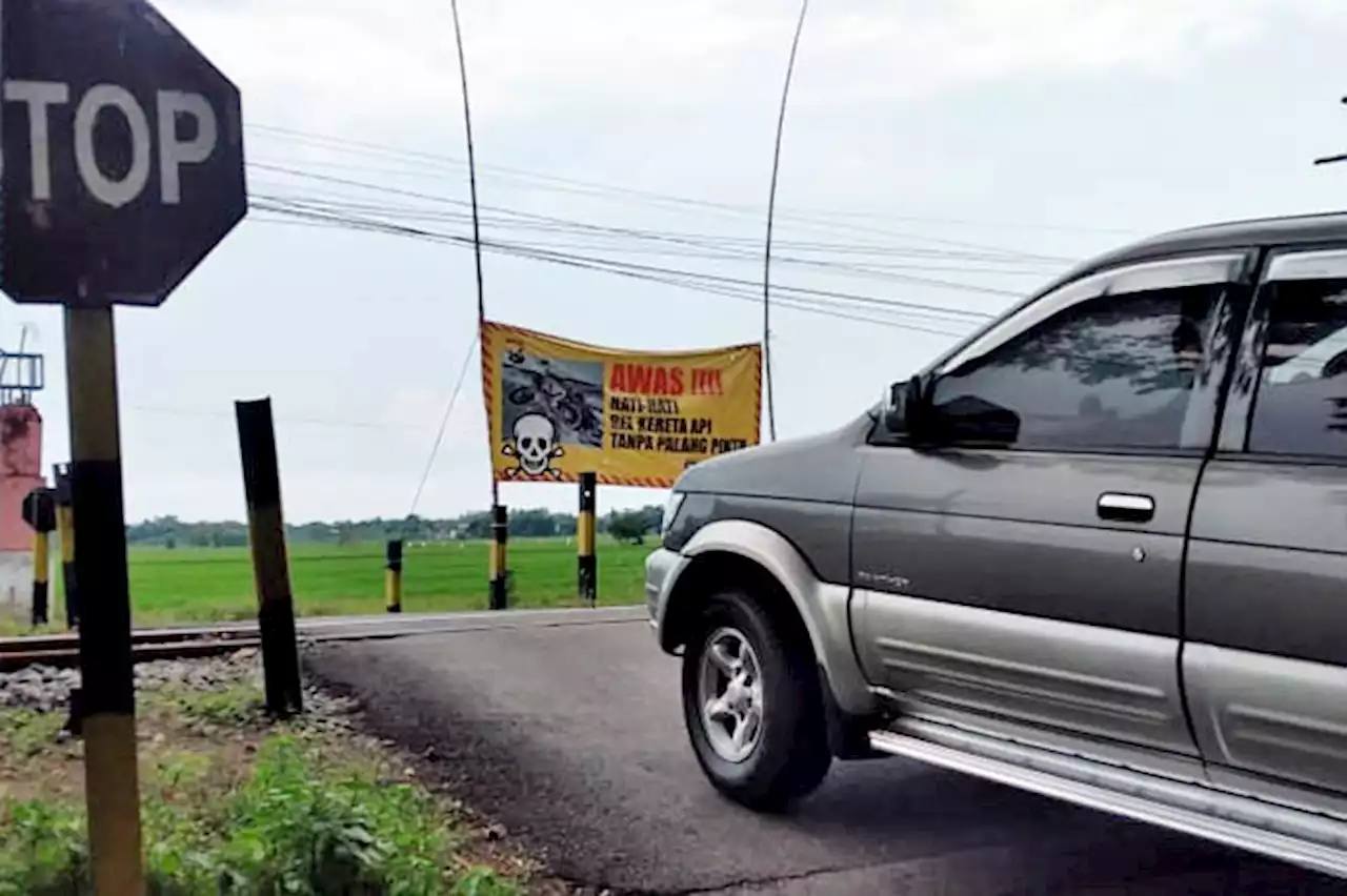 25 Perlintasan tanpa Palang Pintu Dipasangi Banner Peringatan