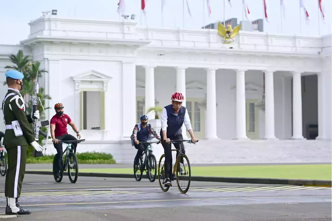 Pagi-pagi, Jokowi Tinggalkan Istana dengan Sepeda, Mau ke Mana, Pak?