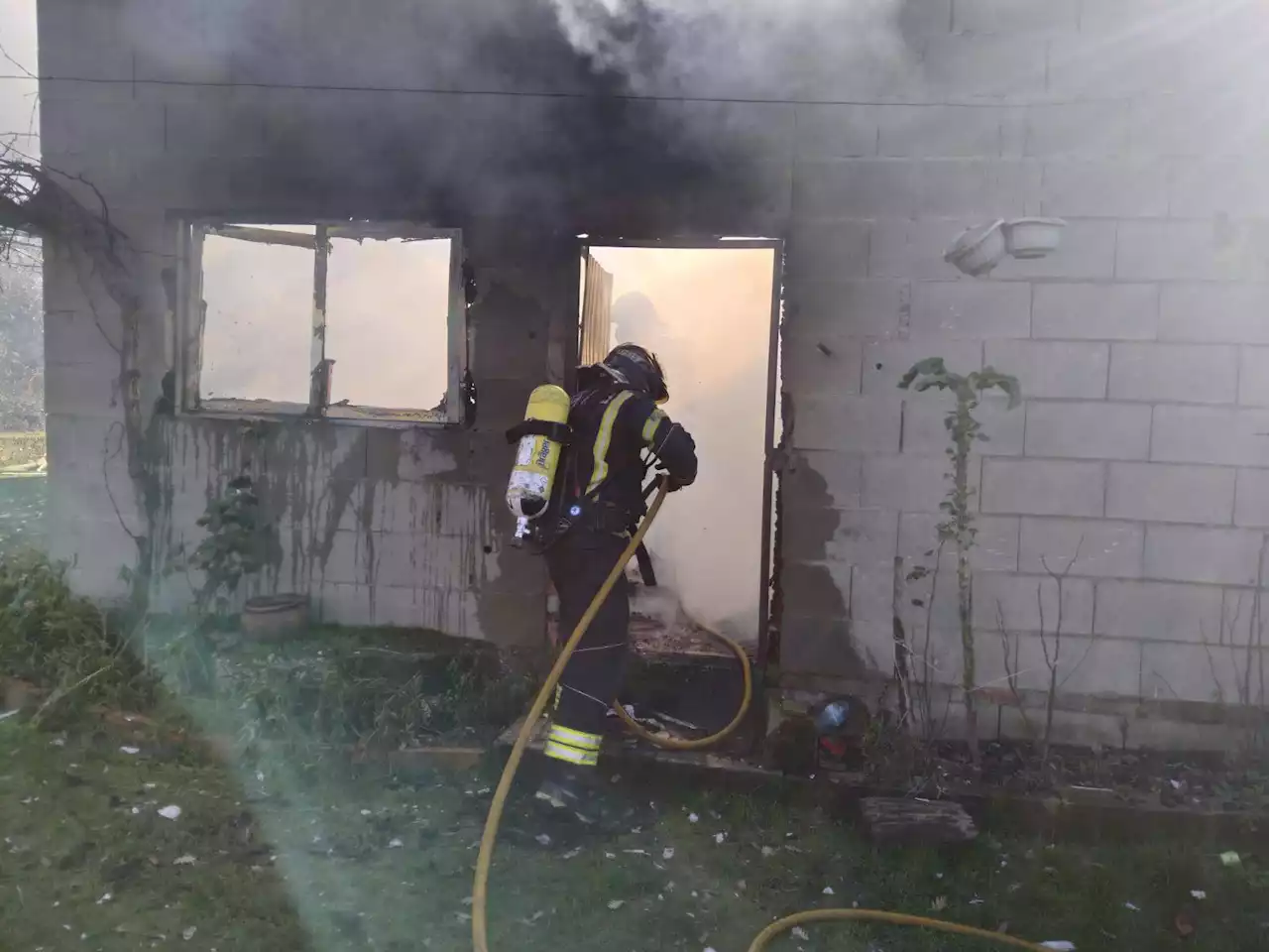 Un perro resulta calcinado al no poder escapar del incendio declarado en una vivienda en Matachana