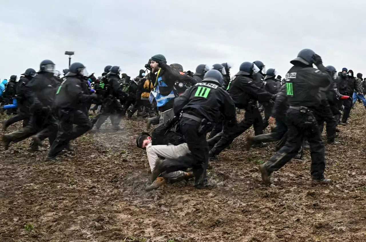 Reyertas en protesta ecologista contra mina de carbón en Alemania