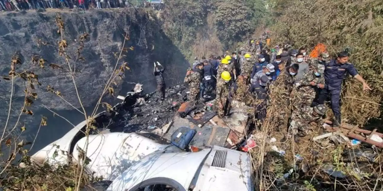 Avión con 72 pasajeros a bordo se estrella en Nepal; hallan los cuerpos de 68