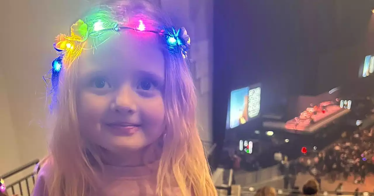 Adorable toddler captures attention of Lewis Capaldi at Leeds gig