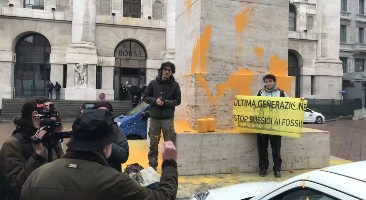 Un altro attacco di Ultima Generazione: attivisti imbrattano il Dito di Cattelan in piazza Affari a Milano