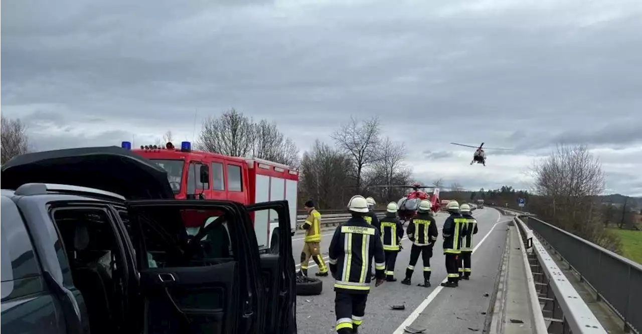 Lkw wendet im Stau auf B20 - und behindert Rettungskräfte bei Anfahrt zu tödlichem Unfall