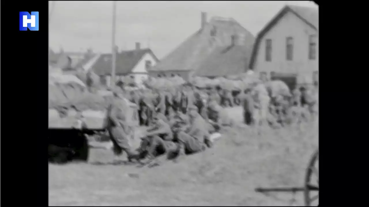 Ons Dorp: Duitse soldaten bivakkeren op het dorpsplein in Callantsoog voordat ze huiswaarts gaan