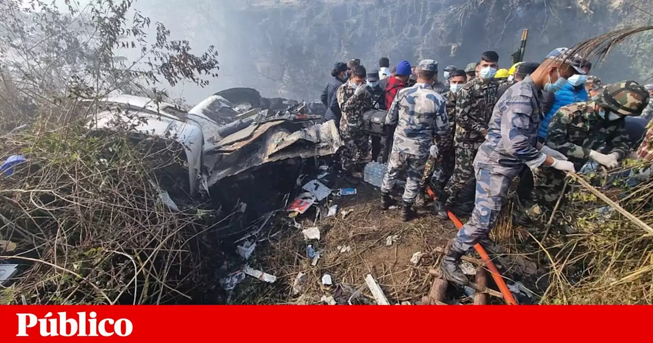Avião com 72 pessoas a bordo cai no Nepal e mata 40 pessoas