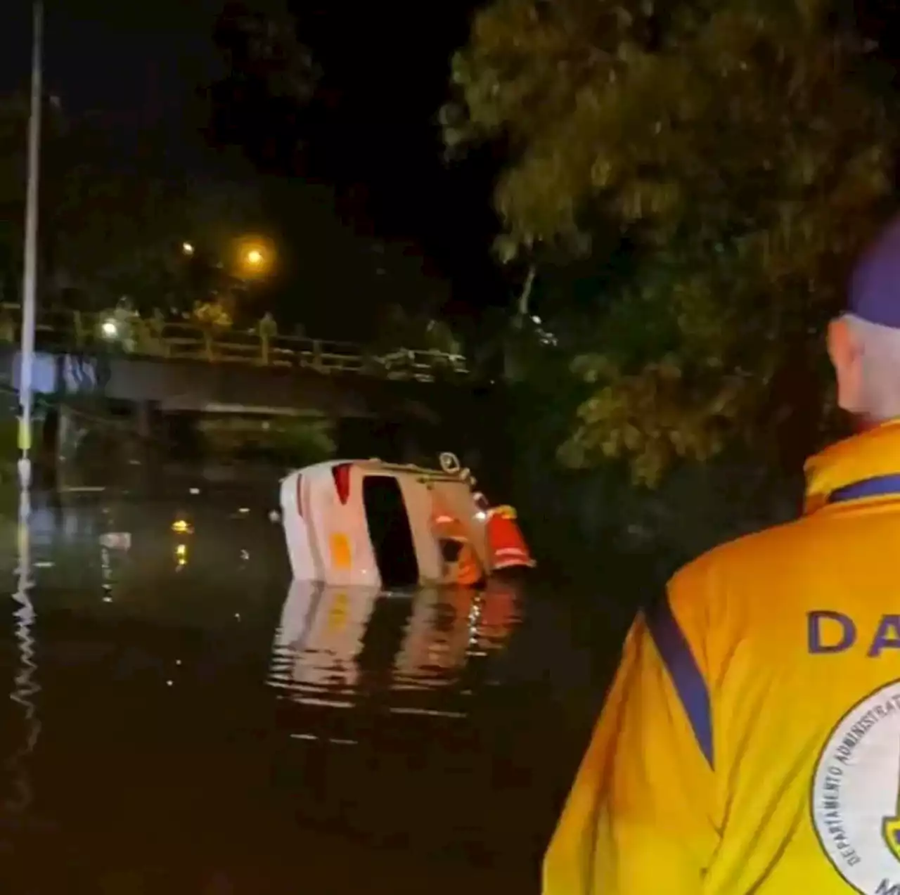 Encuentran tres personas muertas en un vehículo, luego de tormenta que azotó a Medellín - Pulzo