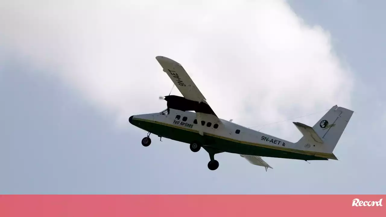 Queda de avião no Nepal causa pelo menos 40 mortos