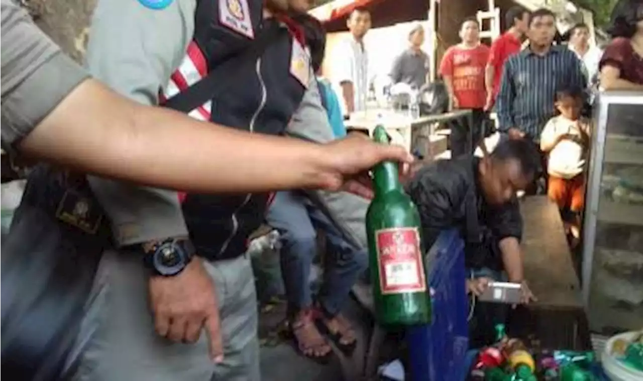 Polresta Bogor Sita Puluhan Botol Miras dari Razia Sekitar Alun-Alun |Republika Online