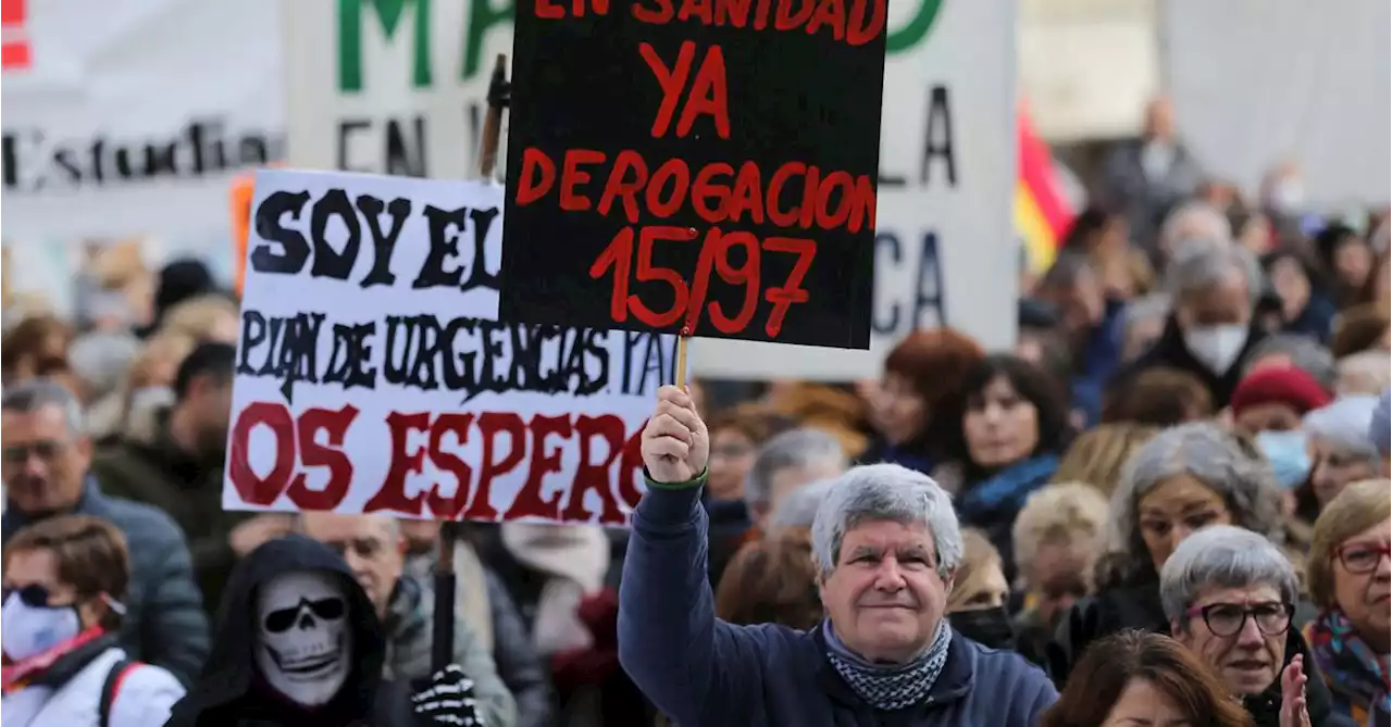 Tens of thousands of Spanish health workers protest for better future