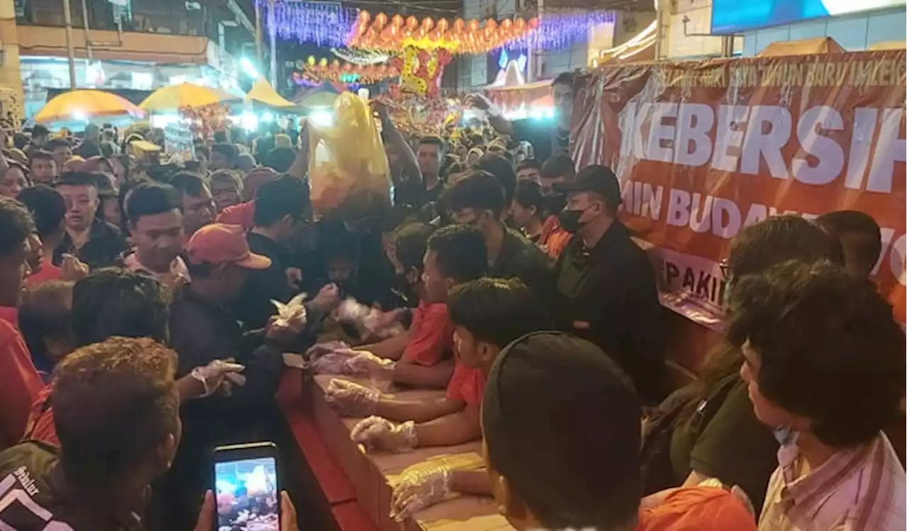 1.000 Kue Keranjang Ditukar dengan Sampah Grebeg Sudiro Solo