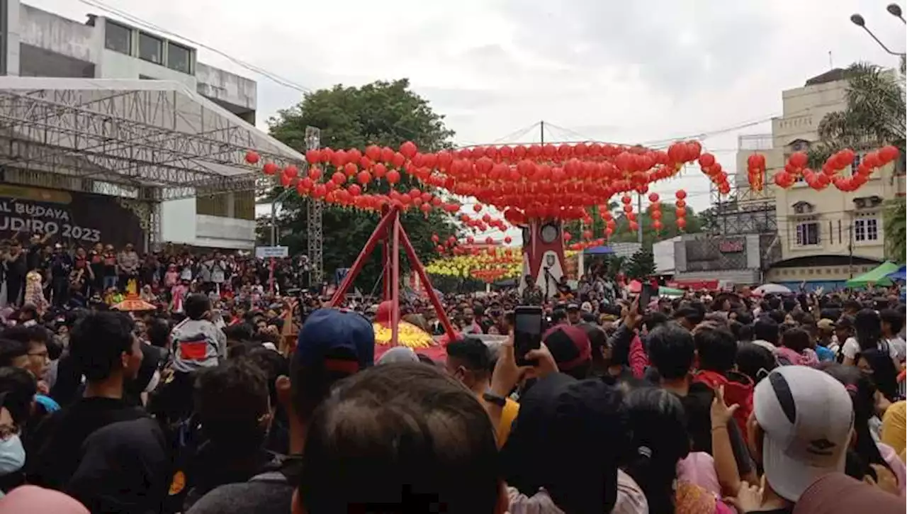 Dihadiri Gibran, Begini Meriahnya Kirab Budaya Grebeg Sudiro di Pasar Gede Solo