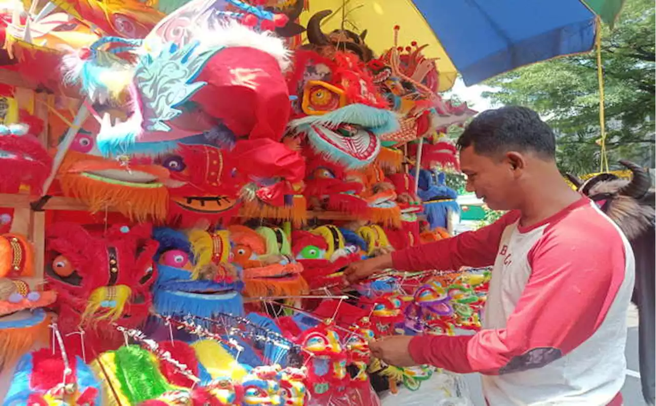 Laris Manis, Penjual Barongsai Mini di Pasar Gede Solo Raup Rp300.000 per Hari