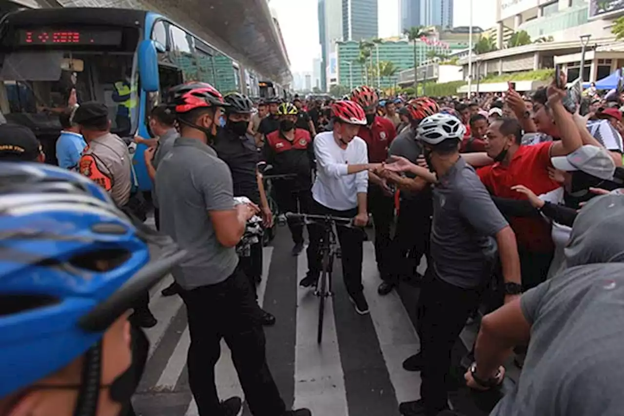 Momen Jokowi Gowes di CFD Jakarta, Sapa dan Swafoto Bareng Warga