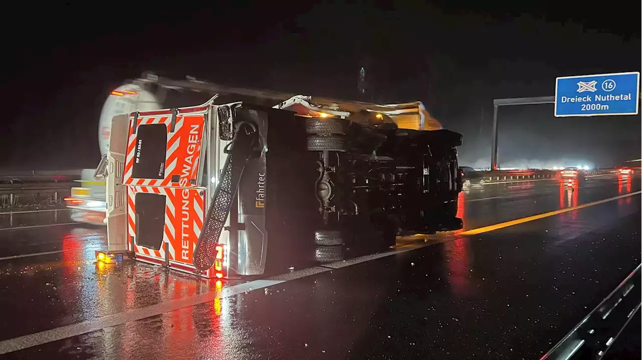 Drei Verletzte in Brandenburg: Rettungswagen kollidiert auf A10 mit Lkw – und kippt auf die Seite