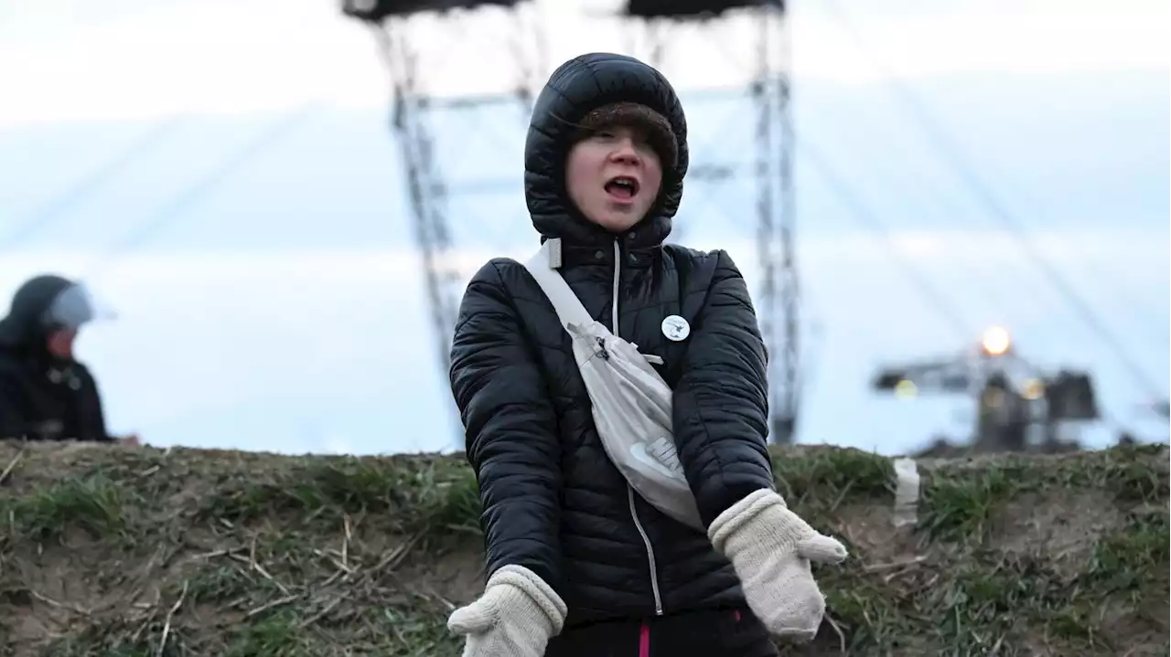 Spontan-Demo in Lützerath: Greta Thunberg tanzt an der Tagebaukante – Polizisten tragen sie weg