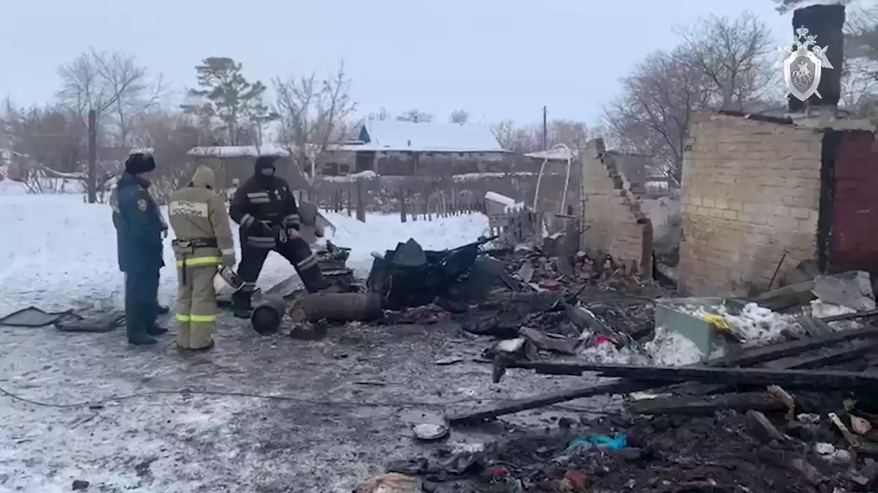 В Омской области возбудили дело о гибели при пожаре женщины и троих детей