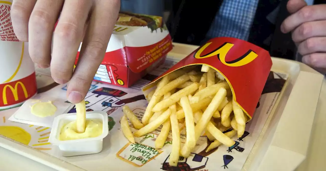 Supporters FC Twente sussen een ruzie bij McDonalds Muiden en gaan verder met de kipnuggets