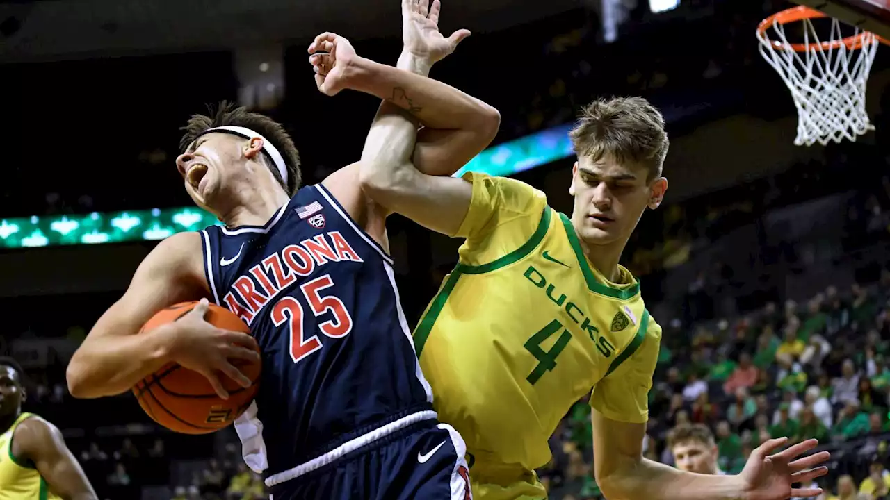 Oregon Ducks take 43-37 halftime lead over Arizona Wildcats in Eugene