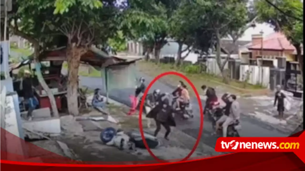 Viral Video Gerombolan Pemuda Bawa Senjata Tajam Serang Warga di Semarang