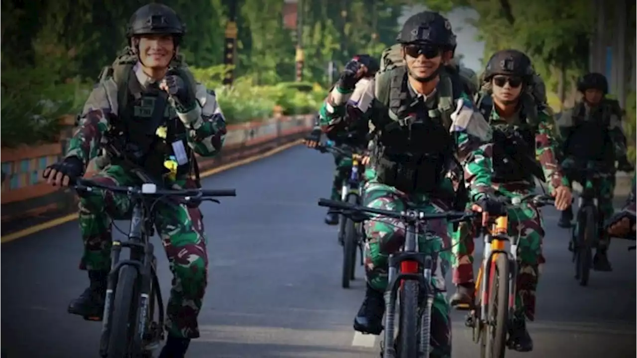 Bersepeda dan Bersenjata Lengkap, Ratusan Prajurit Yonif Para Raider 501 Kostrad TNI Serbu Polresta