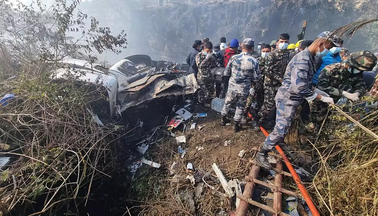 Hallan 68 cadáveres tras accidente aéreo con 72 pasajeros a bordo en Nepal