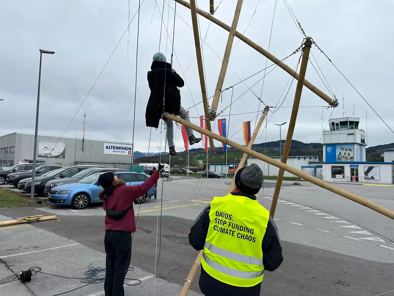 WEF 2023: Klima-Aktivisten blockieren Flughafen Altenrhein