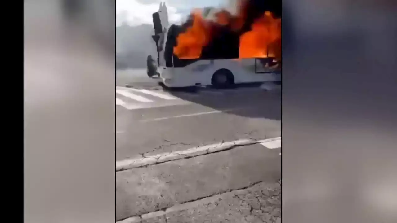 Las dramáticas imágenes de un autobús escolar en llamas mientras está en marcha en Francia