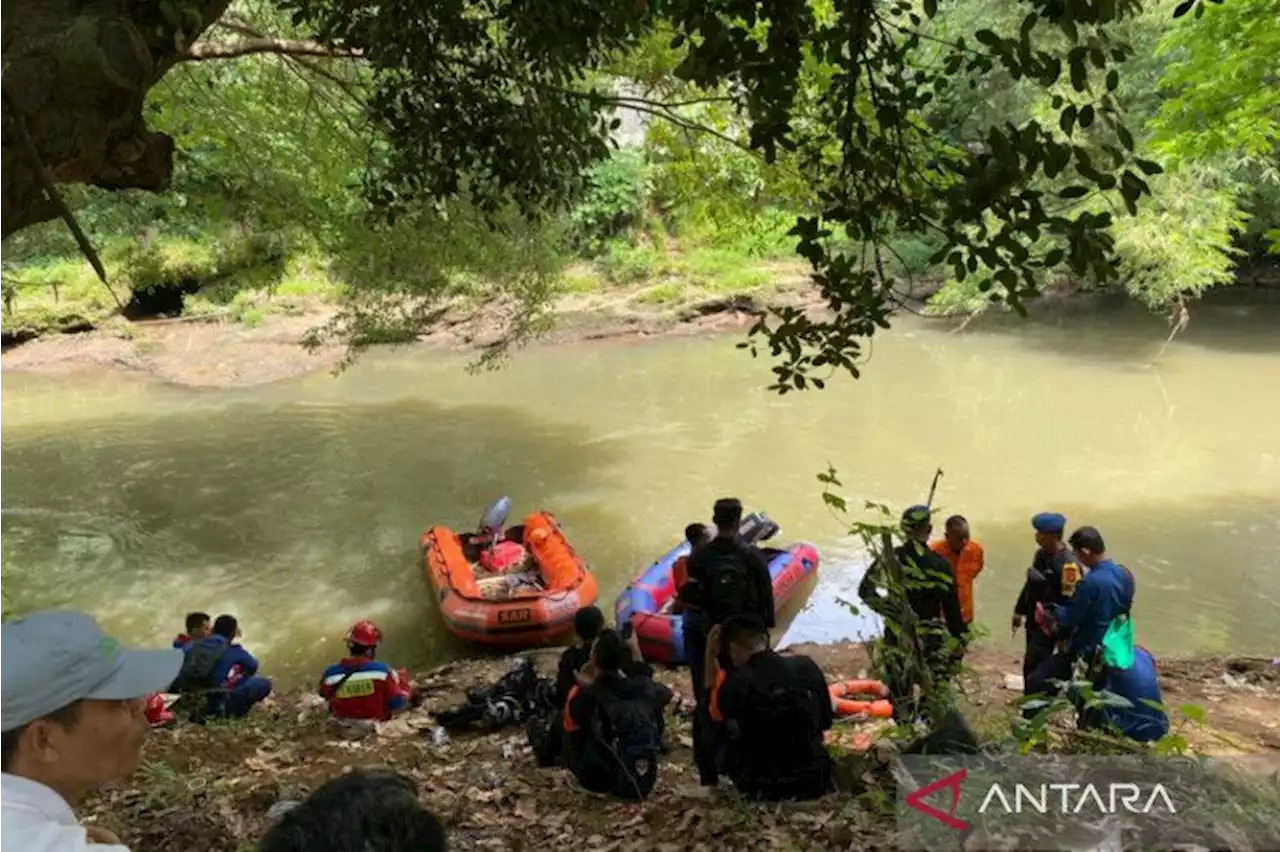 Petugas telusuri dua anak panti asuhan yang hanyut di Kali Ciliwung