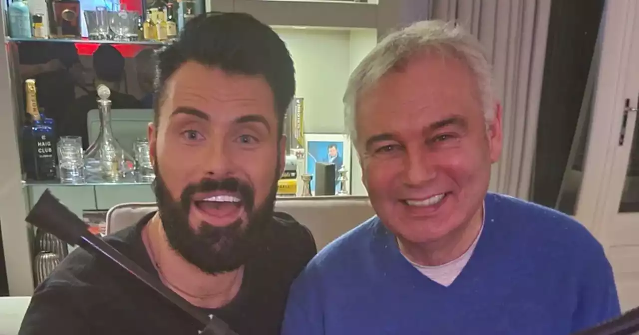 Rylan tries out Eamonn Holmes' new stair lift as he visits his 'TV mum and dad'