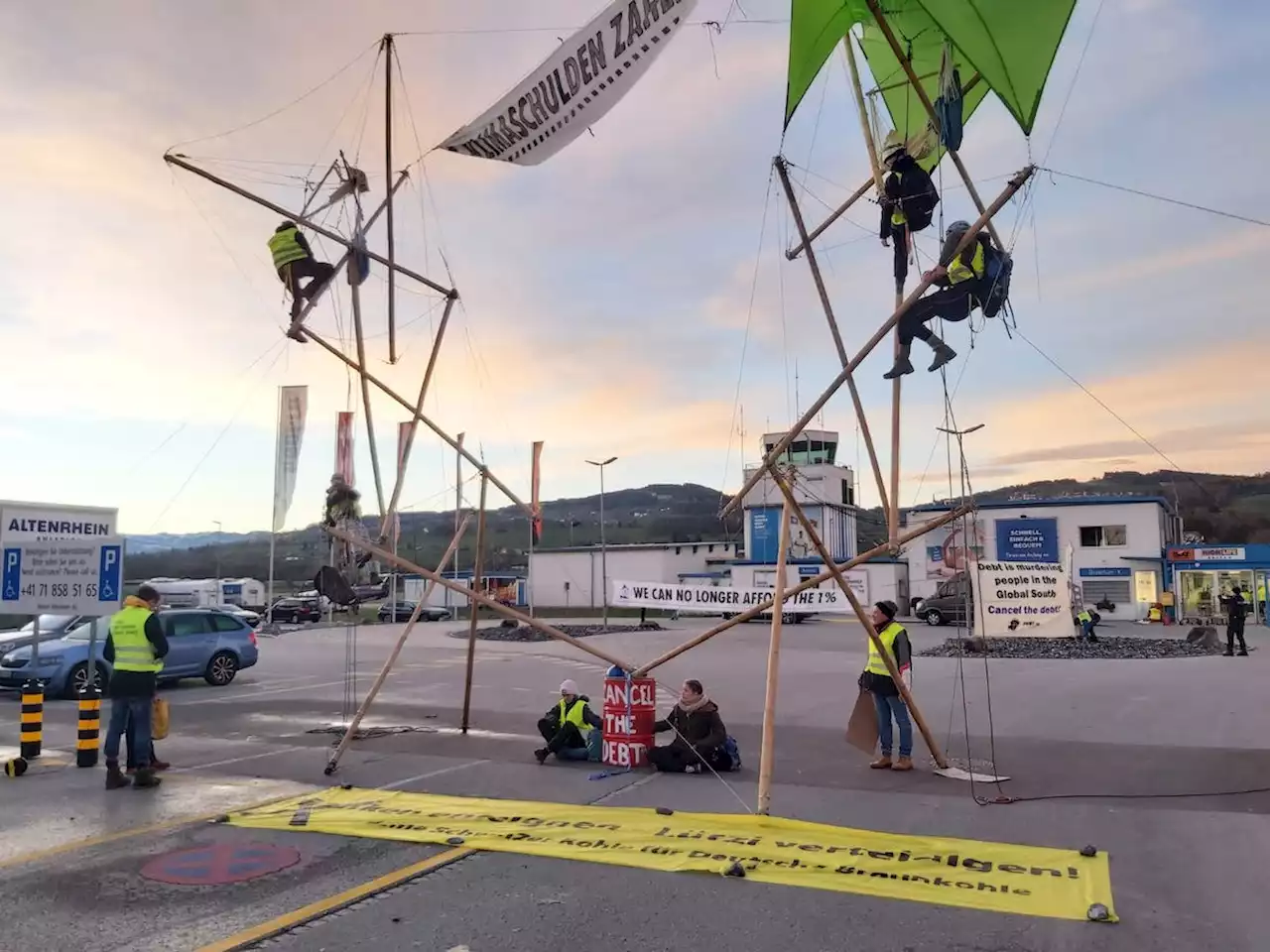 Aktivist*innen blockieren Flughafen Altenrhein SG