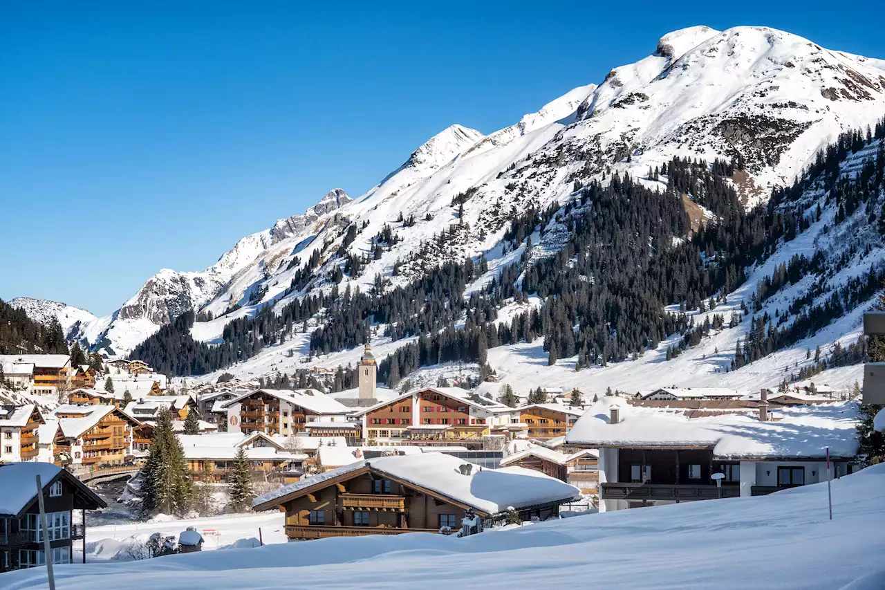 Lawine reißt in Österreich zehn Skifahrer mit