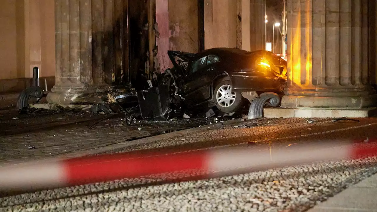 Fahrer rast gegen Brandenburger Tor und stirbt – noch viele Fragen offen