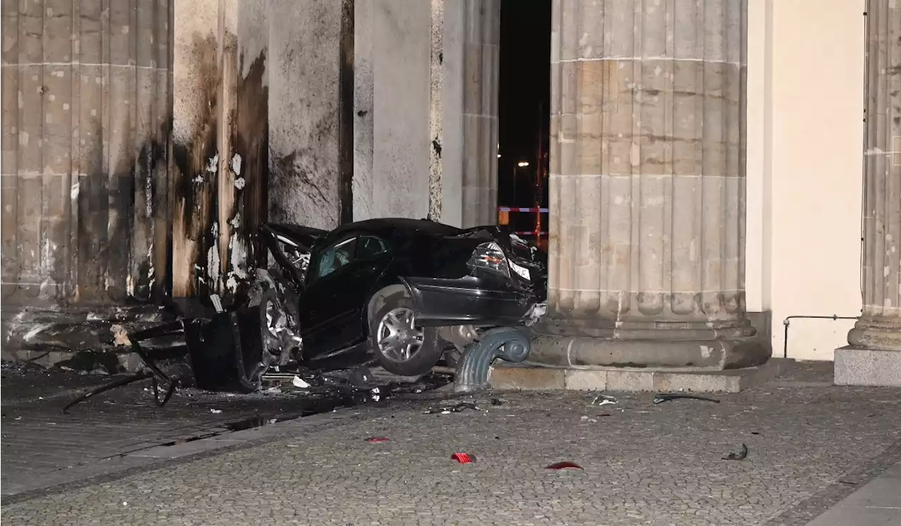 Mercedes rast ins Brandenburger Tor – Fahrer tot!