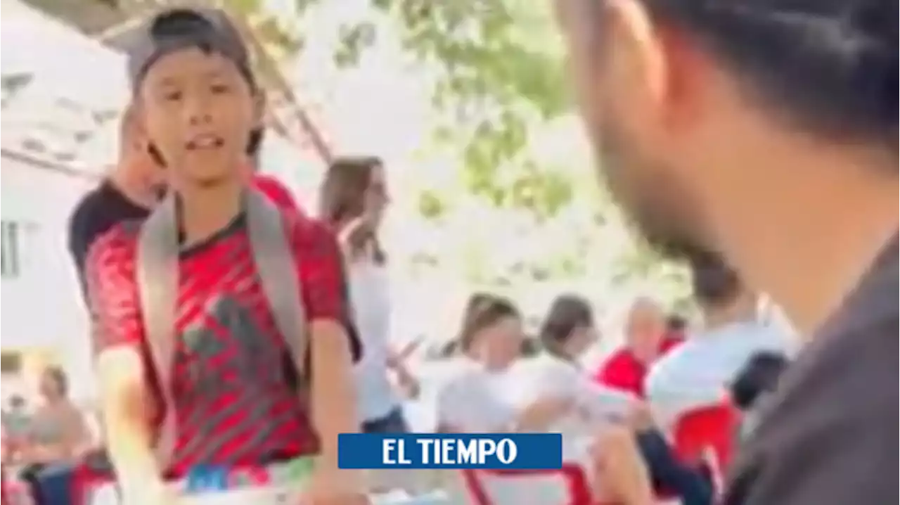 El niño genio que vende dulces para ayudar a su familia es buscado en Antioquia