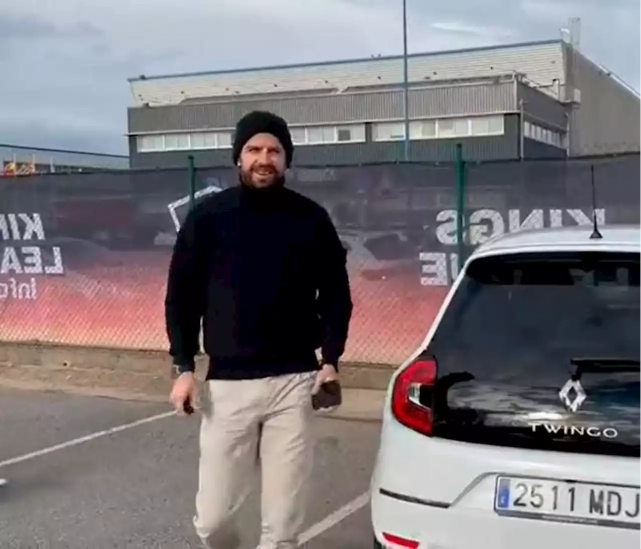 Tras lucir un Casio, Piqué se pasa al Twingo en respuesta a Shakira