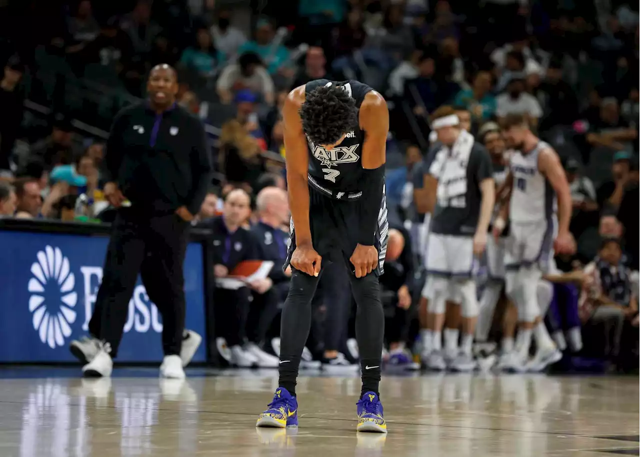 Spurs hang tough vs. Kings but end up dropping 5th straight game