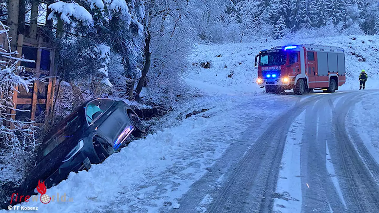 Stmk: Pkw in Kobenz von der Schneefahrbahn in den Straßengraben