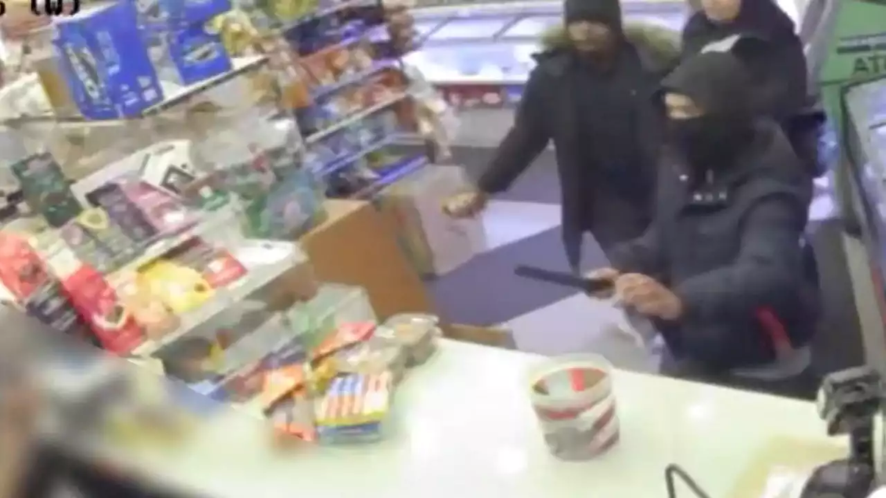 Robbers throw knives, store items at workers in NYC deli robbery